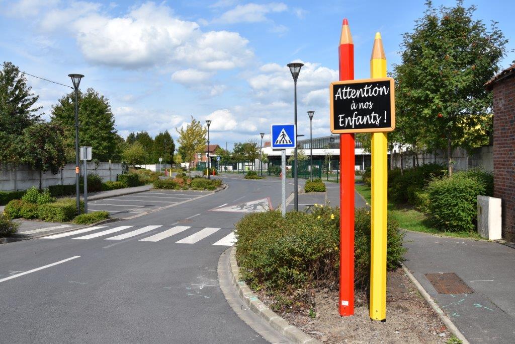 Totem crayon de signalisation rouge et jaune avec visuel prévention routière