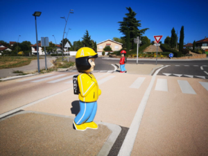 Figurines de signalisation routière Alix et Zak pour la sécurité des enfants aux abords des écoles