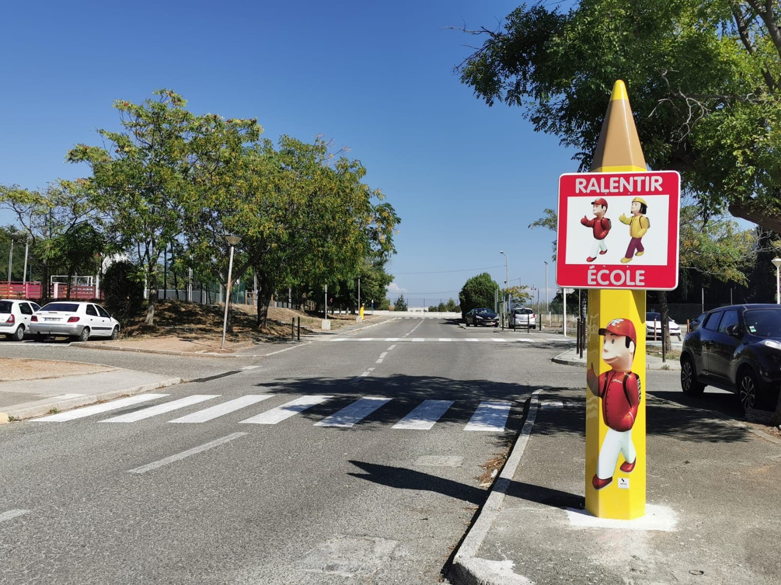 Totem crayon de signalisation routière pour la sécurité et la protection des enfants aux abords des écoles