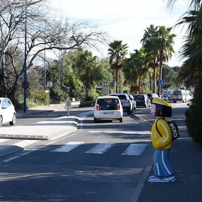 La figurine de signalisation Zoé protège les enfants aux abords des écoles