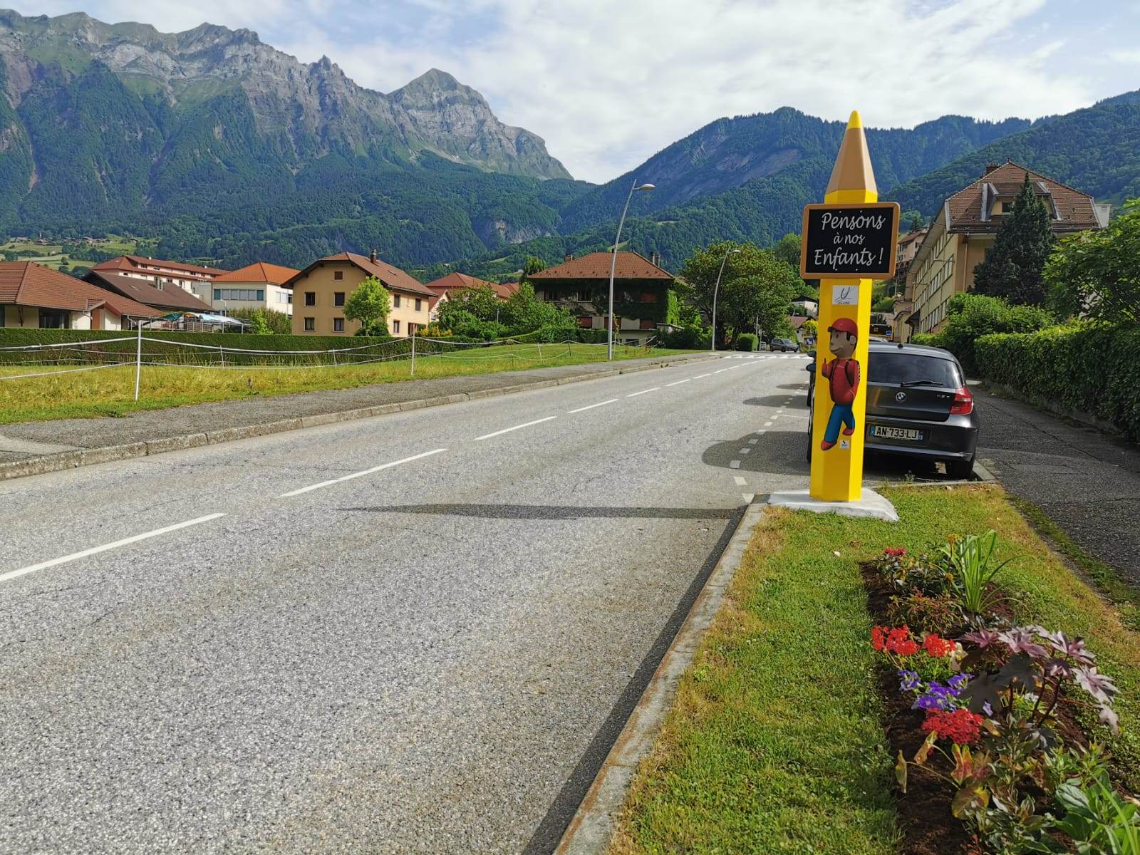 Totem gros crayon jaune avec ardoise prévention routière
