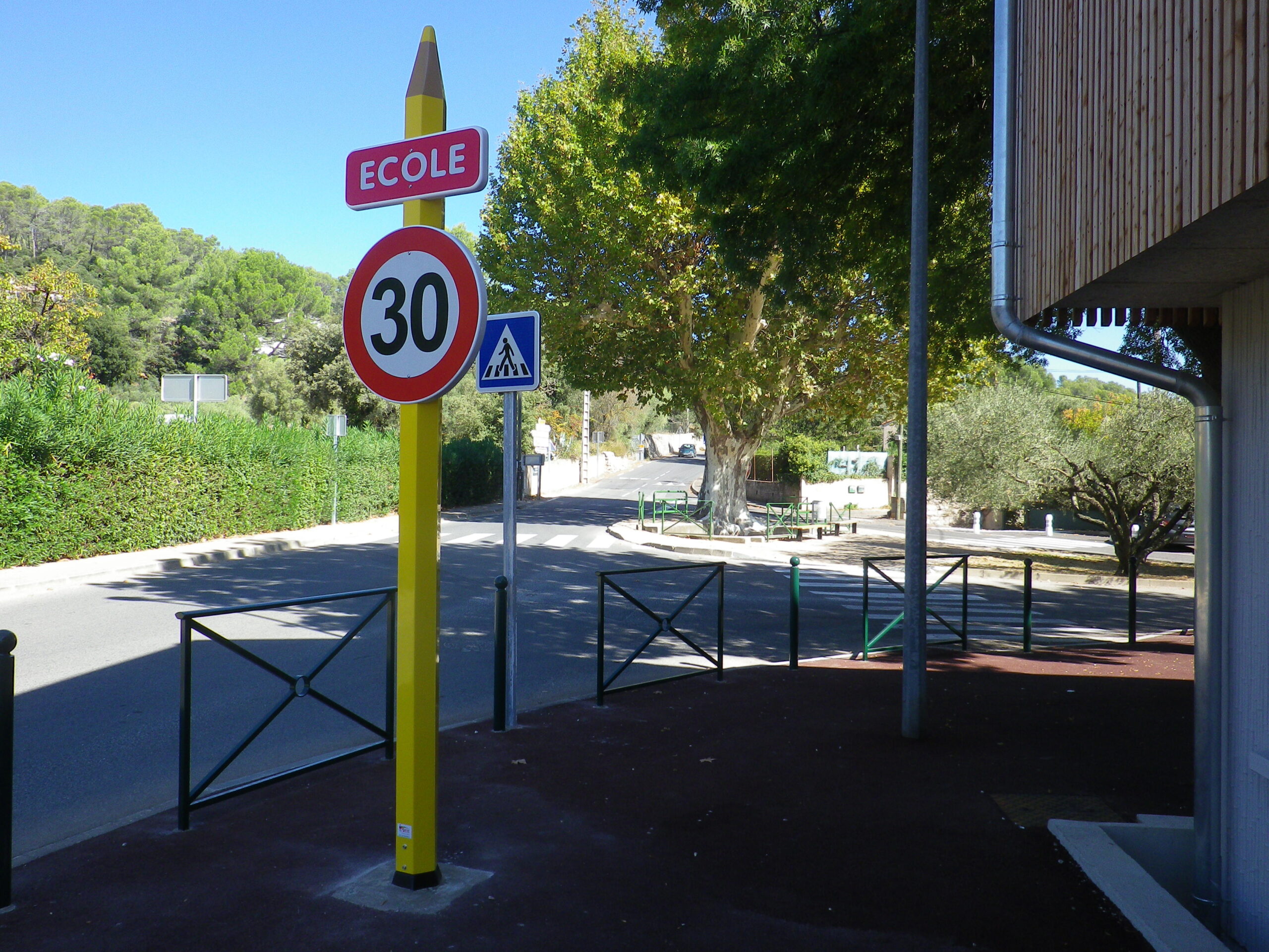 Totem crayon simple jaune avec panneau 30