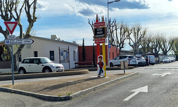 Totem crayon double de signalisation avec panneau de prévention routière à Calvisson