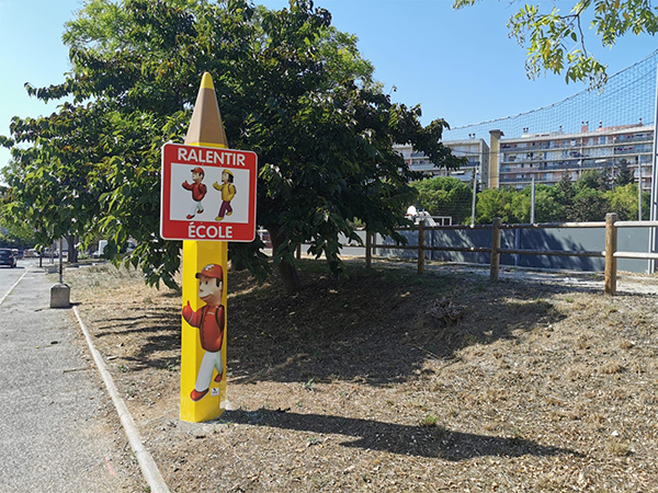 Totem de signalisation pour protéger les écoles et les enfants