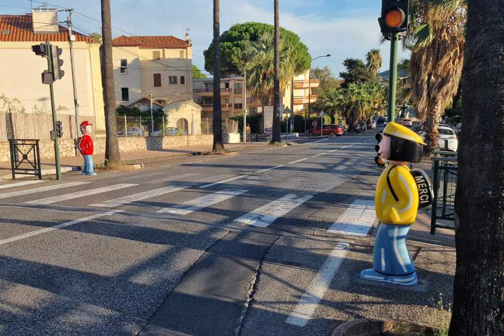 Figurine de signalisation Arthur et Zoé aux abords d'une école