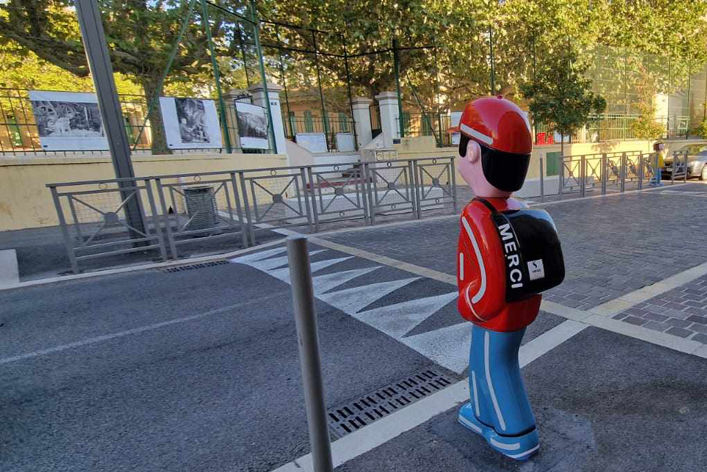 Figurine de signalisation Arthur et Zoé devant une école avec passage piéton