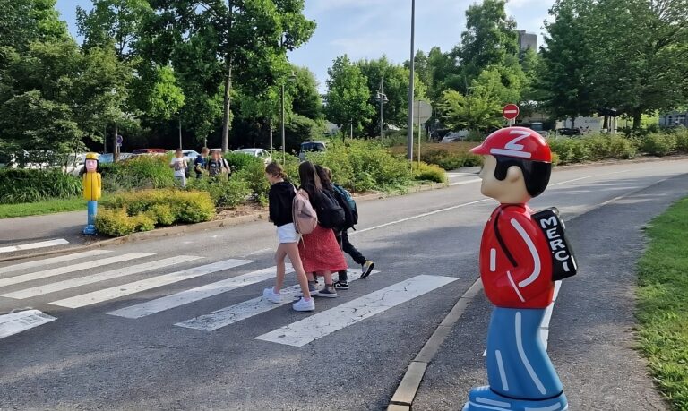 Figurine de signalisation 3D Arthur et Zoé aux abords des écoles