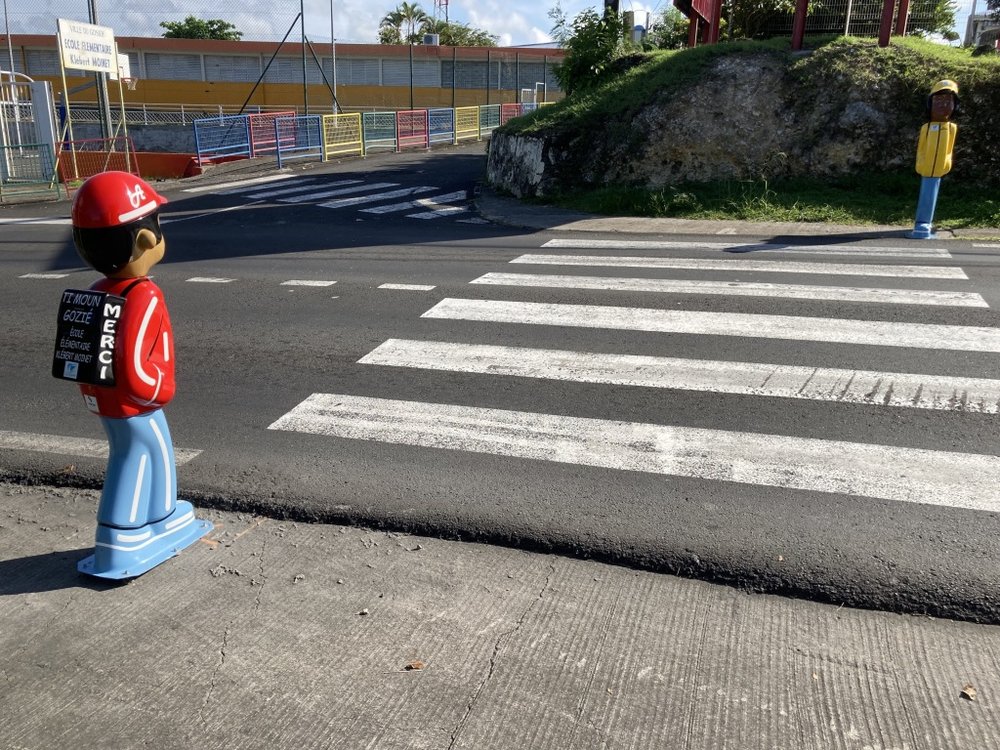 Signalisation des écoles avec figurines