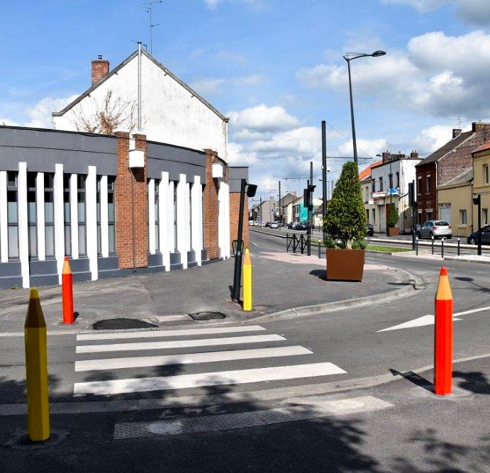 Totems de signalisation pour signaler les écoles