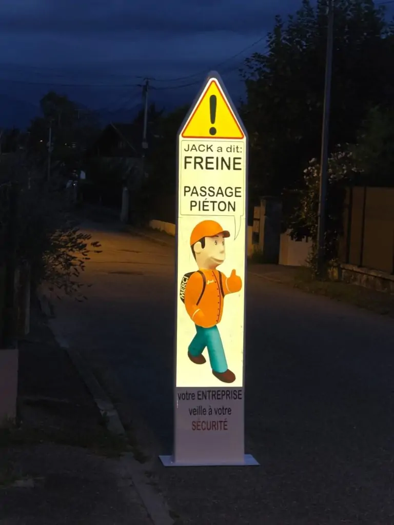Totem de signalisation plat pour les entreprise