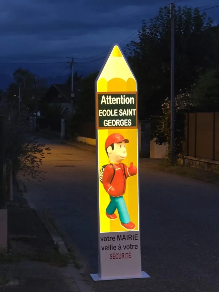 Totem plat de signalisation pour les écoles
