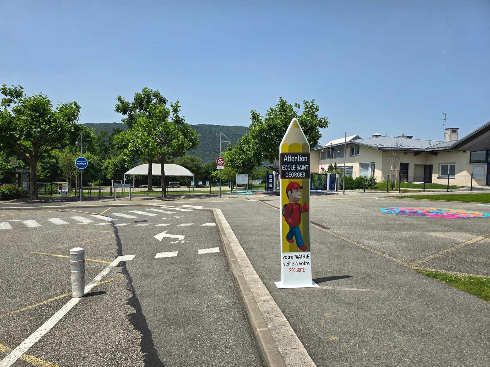 Totem crayon de signalisation plat personnalisable à installer aux abords des écoles pour protéger les enfants