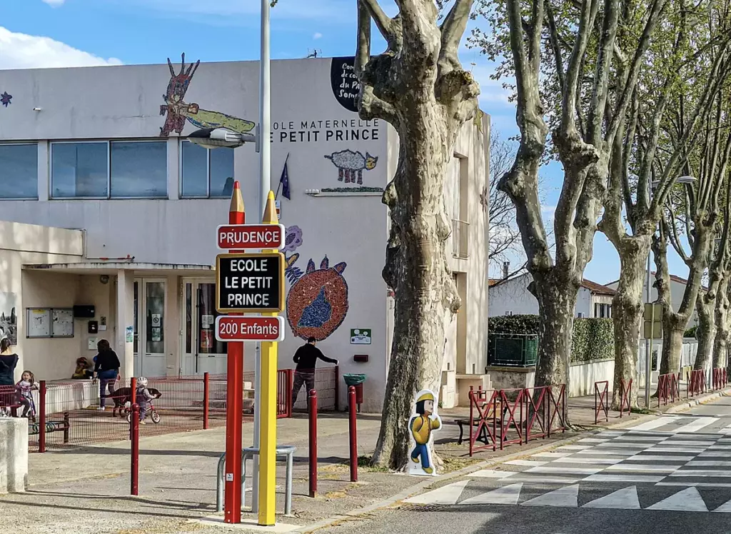 Pack complet SERAC : totem crayon, figurine et panneaux installés à l'entrée d'une école