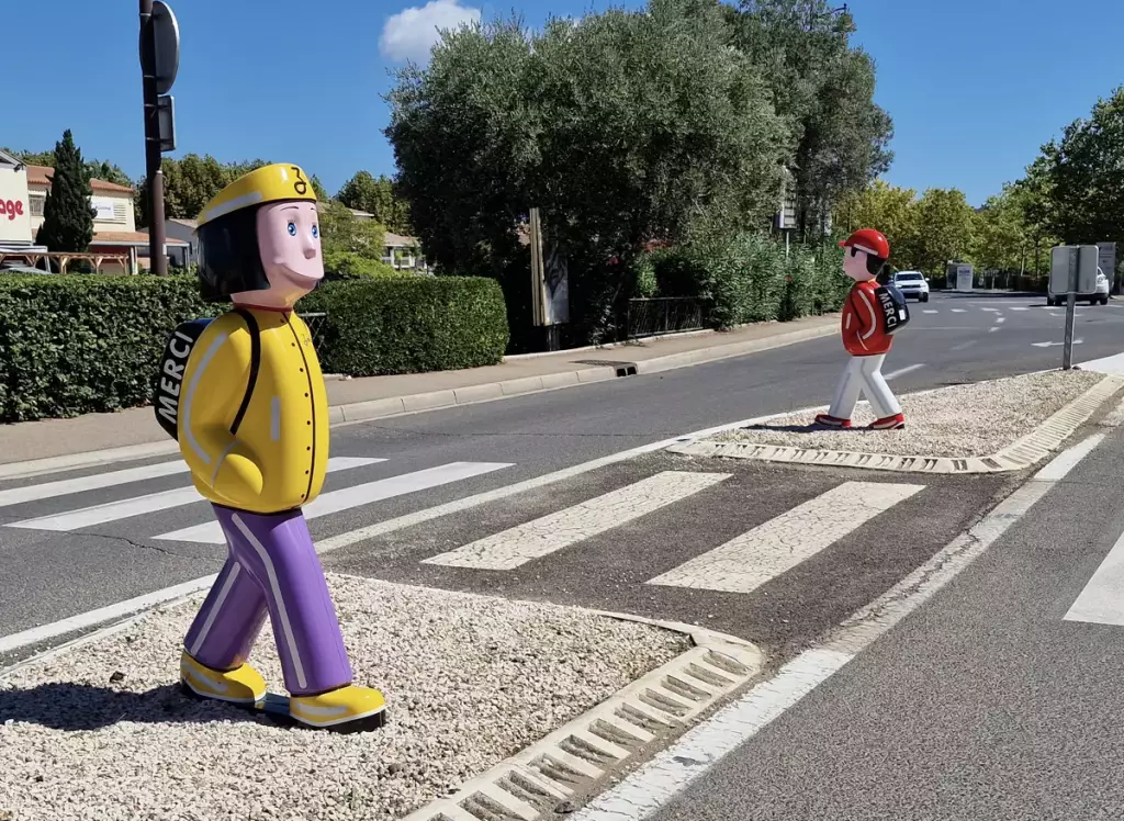 Figurine de signalisation 3D installée près d'un passage piéton aux abords d'une école