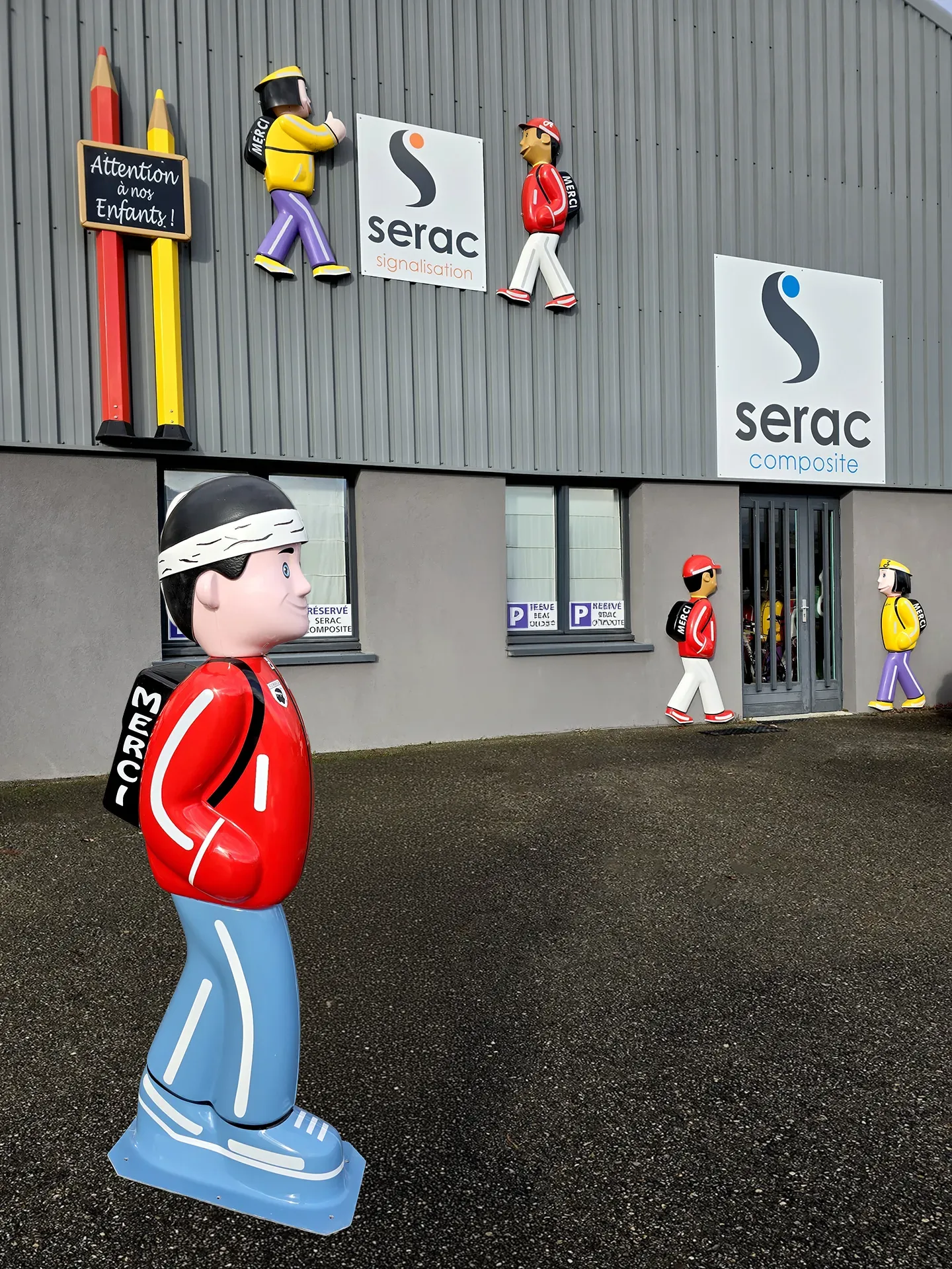 Façade de l'atelier SERAC en Savoie avec ses figurines de signalisation