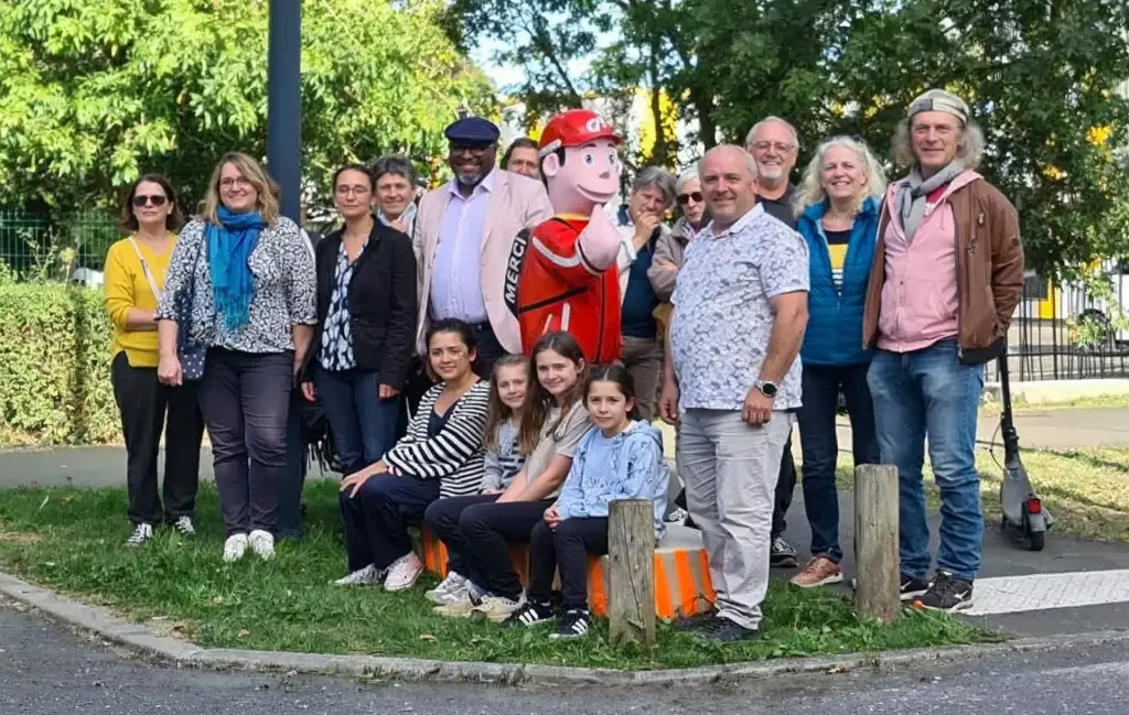 Élus et habitants de Trélazé autour des figurines SERAC installées dans la commune