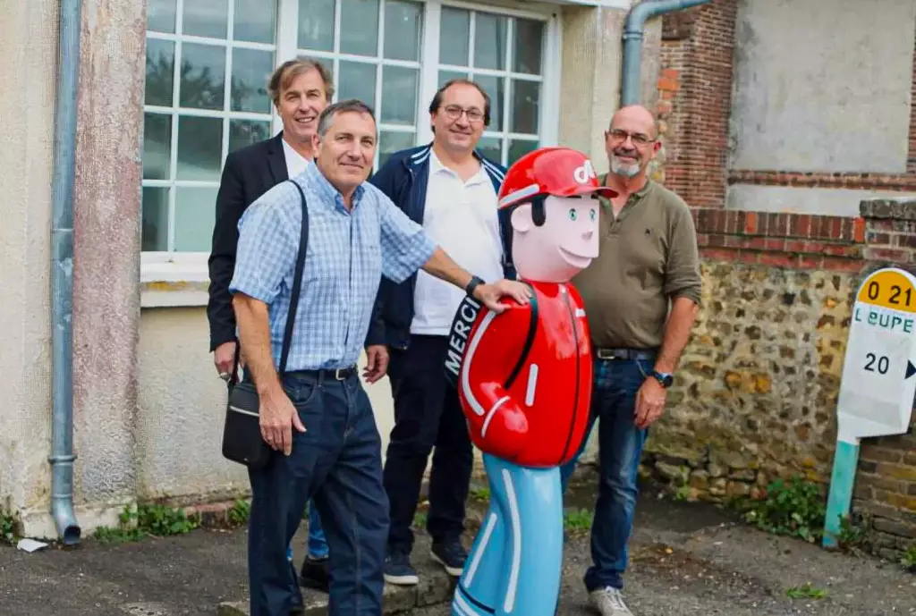 Élus de Chéronvilliers avec leur figurine de signalisation SERAC