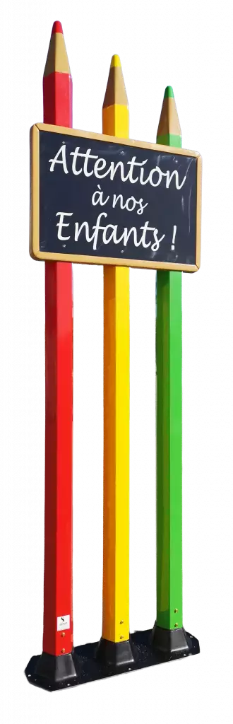 Trois totems crayons de signalisation scolaire avec panneau « Attention à nos enfants »