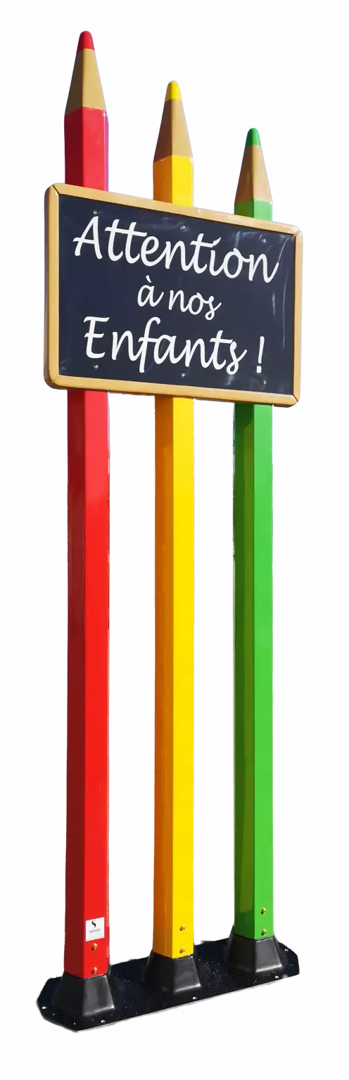 Trois totems crayons de signalisation scolaire avec panneau « Attention à nos enfants »