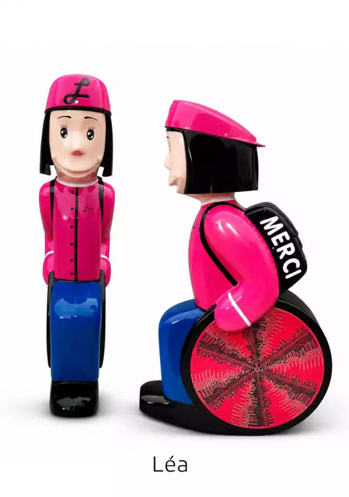 Figurine PMR Léa en fauteuil roulant, signalisation inclusive SERAC