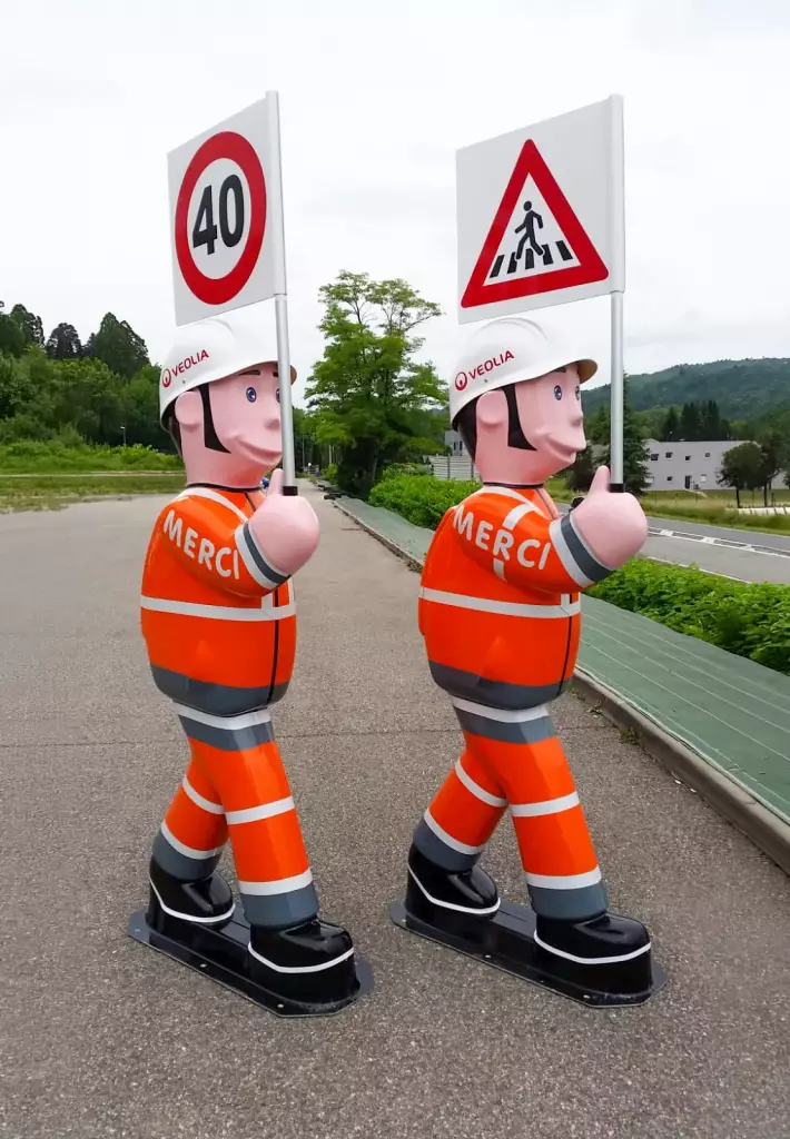 Figurines de signalisation personnalisées pour une entreprise : agents Veolia avec panneaux
