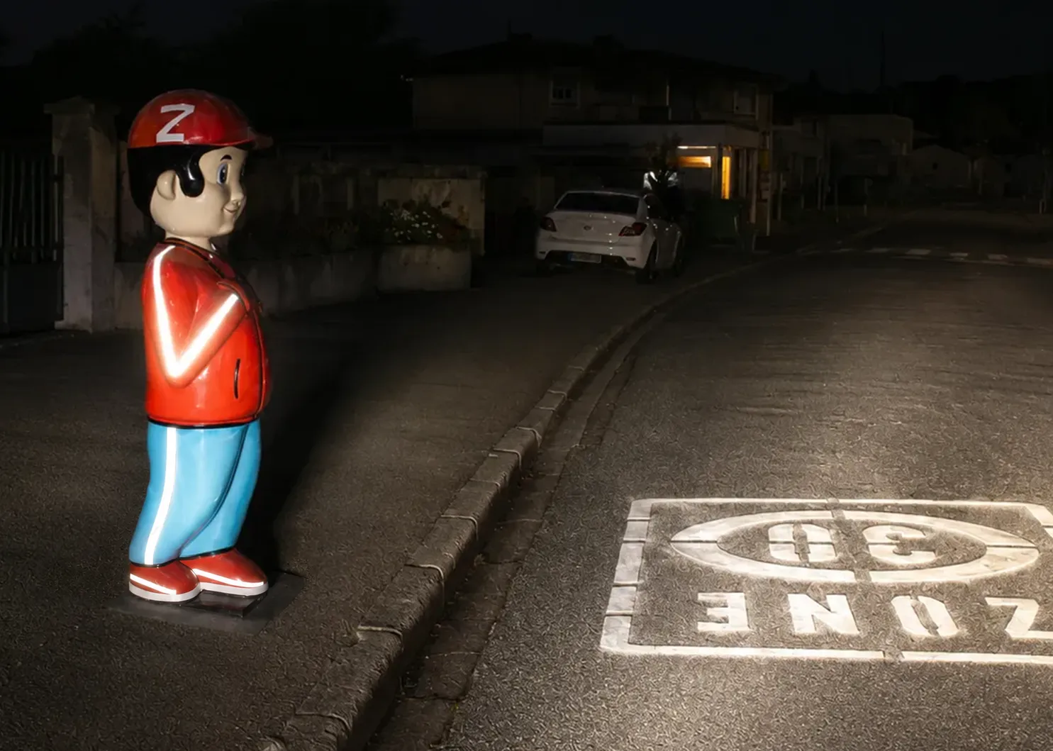 Figurine rétroréfléchissante visible de nuit à l'approche d'une école